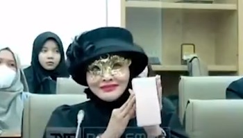 Dokter kecantikan Amira Farahnaz, Dipl, AAAM—yang dikenal sebagai Dokter Detektif (Doktif)—mengungkap berbagai modus penipuan skin care. (Tangkap layar X@tvOneNews)